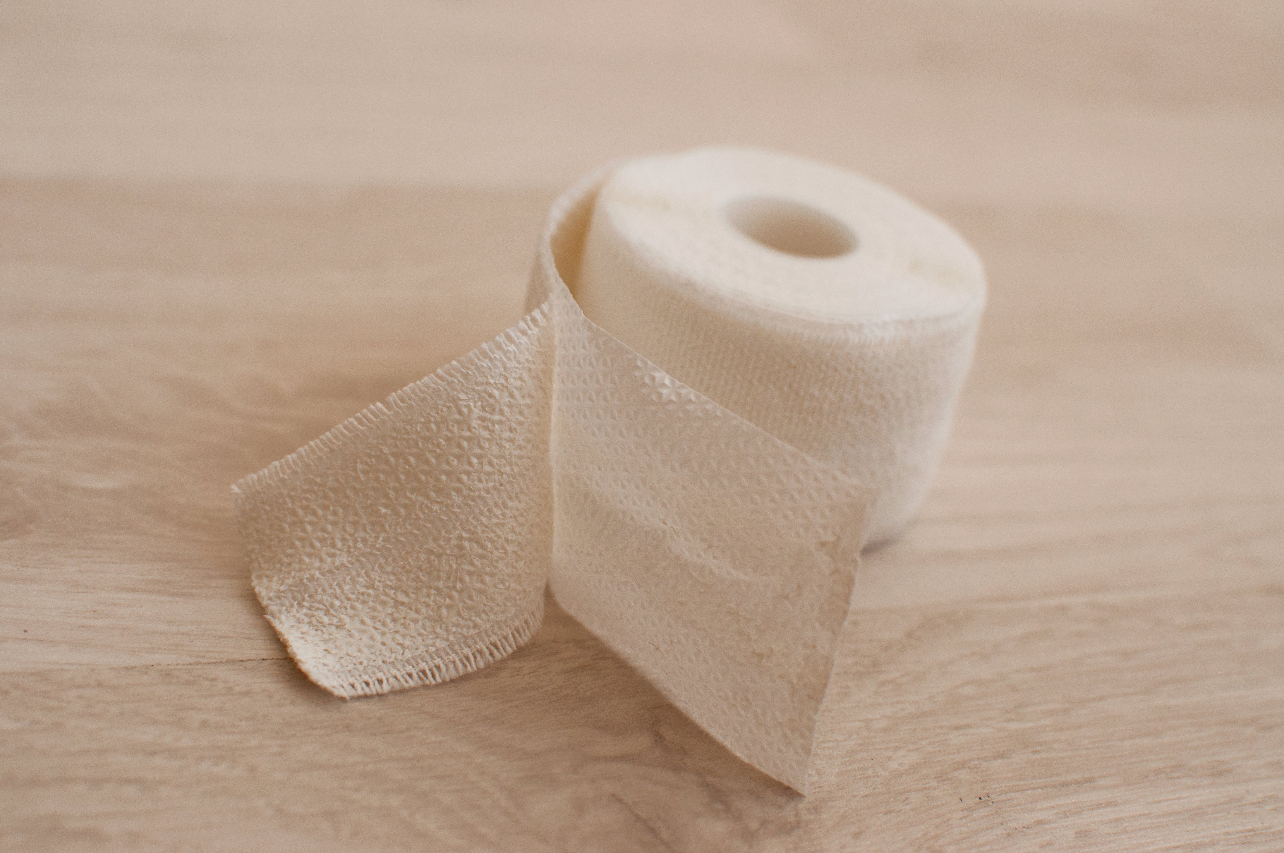 ELASTISCHE UND ADHESIFISCHE BANDAGE 3cm x 2,5m